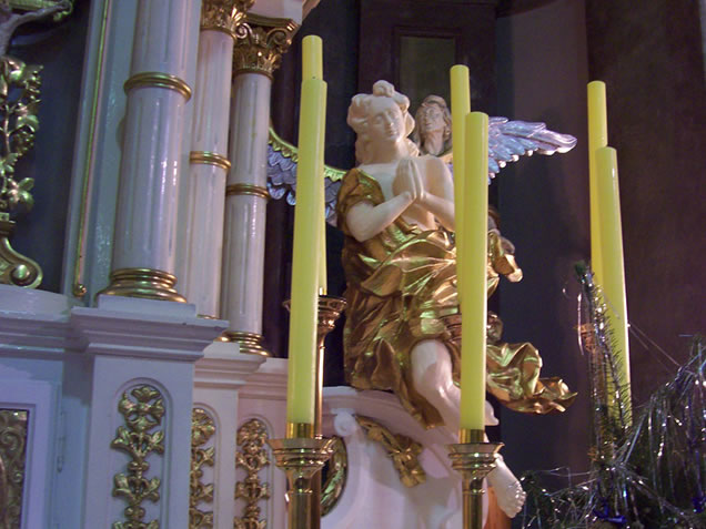 replika anděla - instalace na oltáři